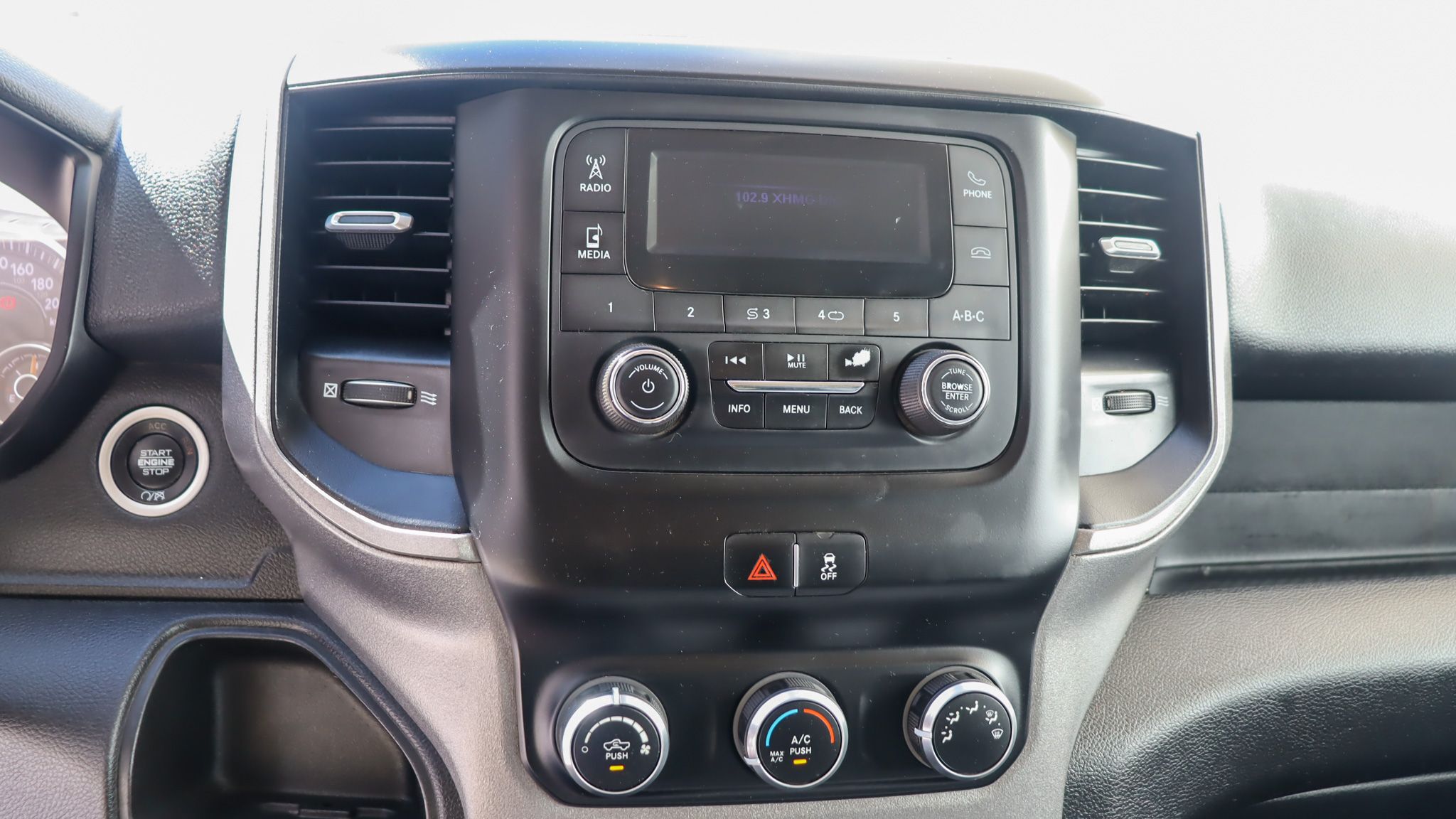RAM 4000 2021 PL Reg Cab 4x2 V8 5MT